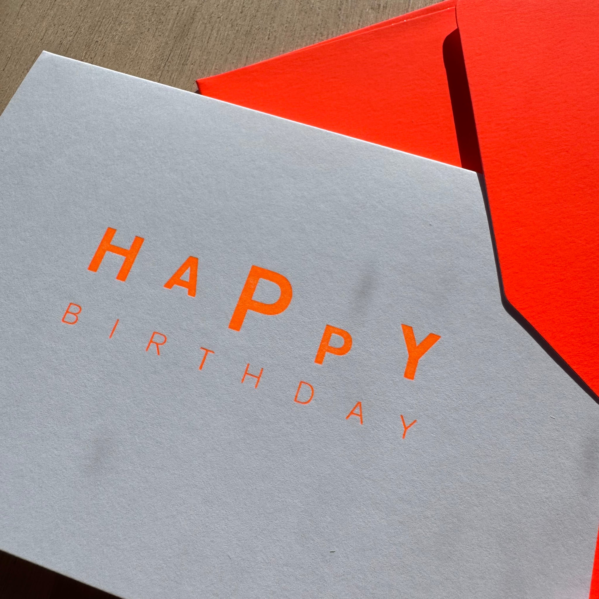 FOLDED CARD HAPPY BIRTHDAY DANCING + FLUO ORANGE ENVELOPE by Le Typographe